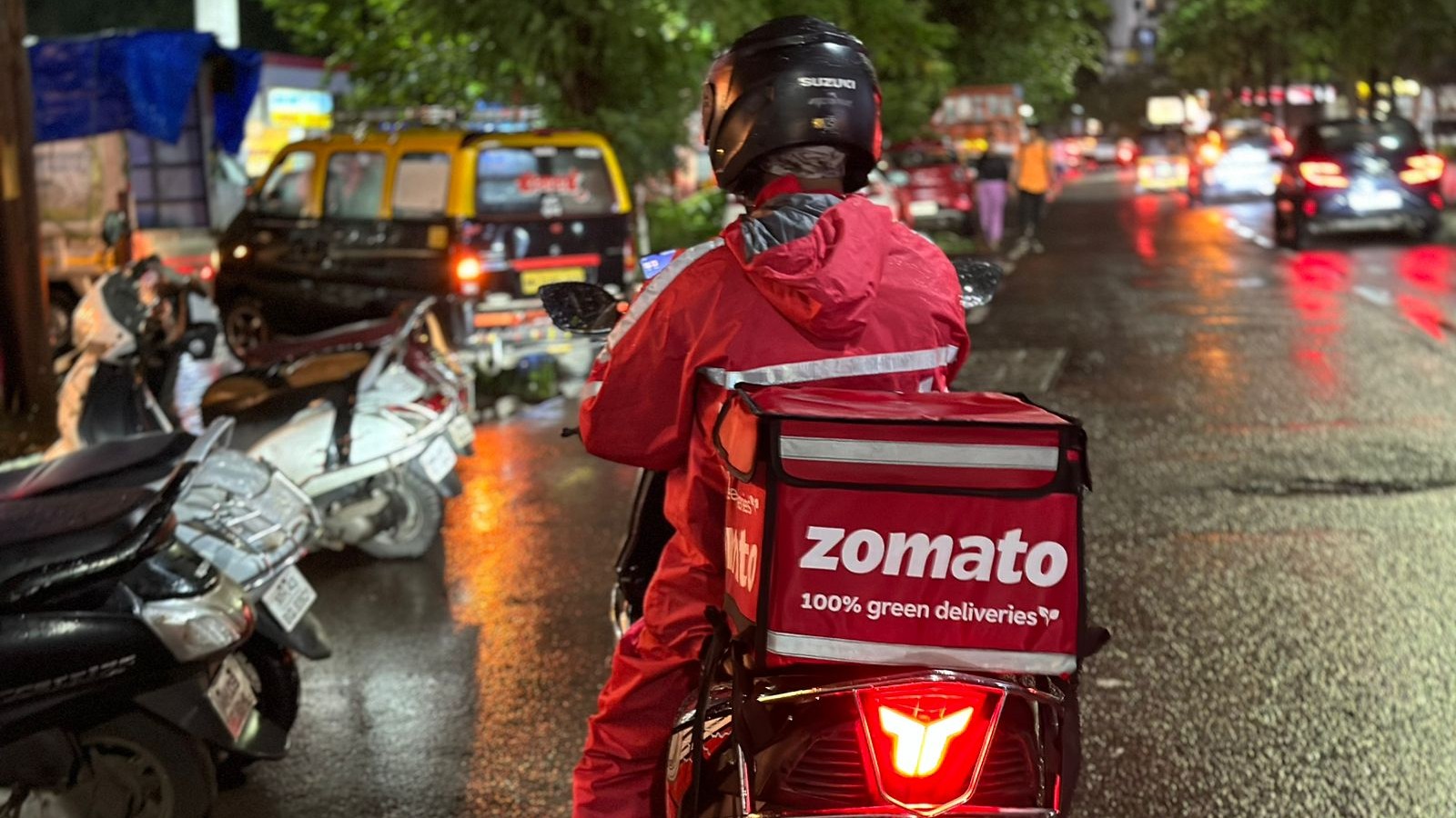 Zomato Mulls Restructuring Commission Models Amid Rapido's Food Delivery Push